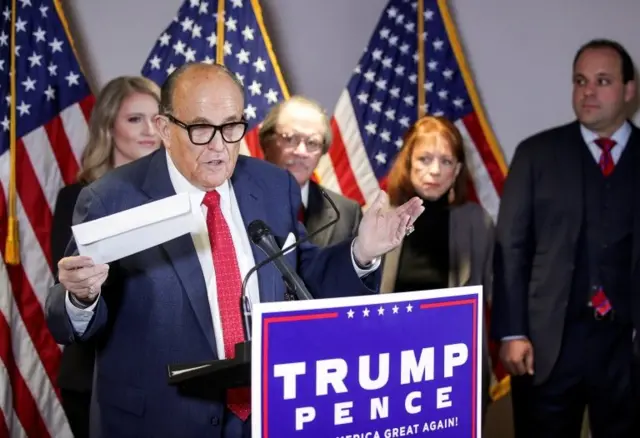 Rudolph Giuliani en una conferencia de prensa
