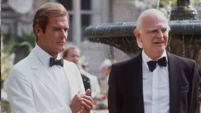 เซอร์โรเจอร์ มัวร์