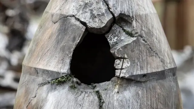 На знімках крупним планом видно, що об'єкт, який показав Кличко, має товсті стінки і пролом в одному місці.