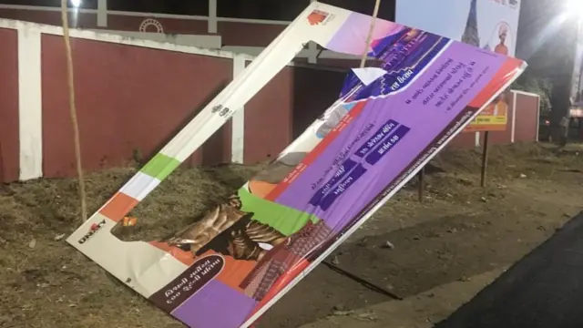 સ્ટેચ્યૂ ઑફ યુનિટીના પોસ્ટર્સને નુકસાન પહોંચાડવામાં આવ્યું હતું.