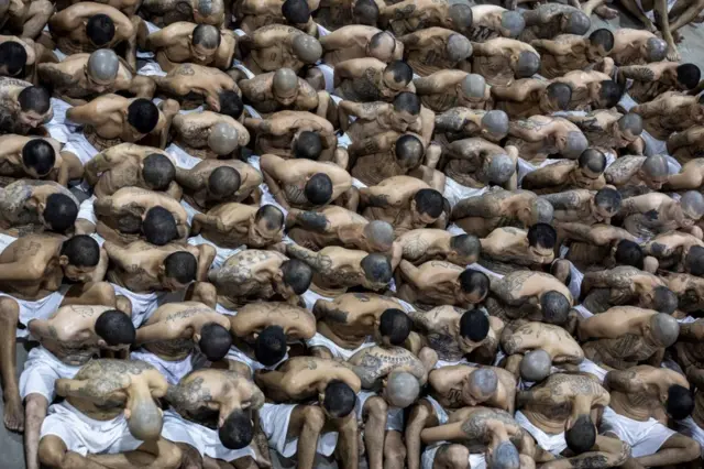 Un segundo grupo de 2.000 detenidos son trasladados a la megacárcel Centro de Confinamiento de Terroristas (CECOT) el 15 de marzo de 2023 en Tecoluca, El Salvador.