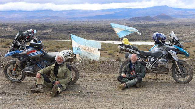 哈德森（左）与朋友骑摩托车穿越阿根廷