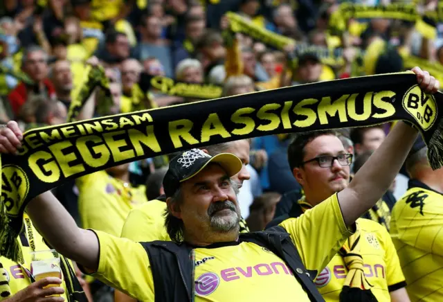 Aficionado sostiene una bufanda contra el racismo durante la Bundesliga el 17 de septiembre de 2016.