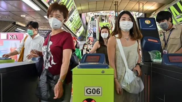 Watu wanajifunika pua na mdomo katika kituo cha treni Bangkok