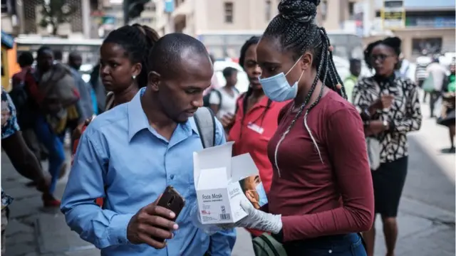 Ọkunrin ati Obinrin kan n sọrọ