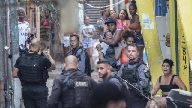 Policías en un operativo en Jacarezinho