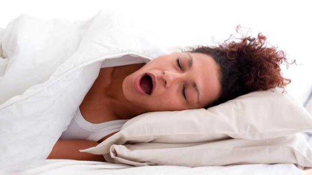 От сухого воздуха до аллергии и аденоидов: почему ребенок спит с открытым ртом
