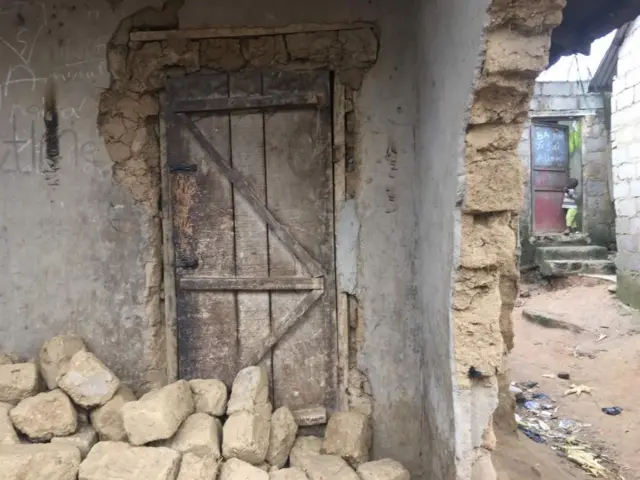 House wey wall fall down