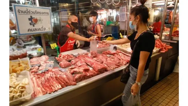 ကုန်စျေးနှုန်းတွေ မြင့်လာတာကြောင့် ဟင်းဖိုး လျှော့နေကြရ