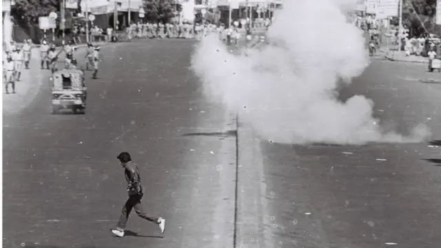 ব্যাপক সহিংসতার আশংকায় ঢাকায় সেদিন নামানো হয়েছিল হাজার হাজার পুলিশ