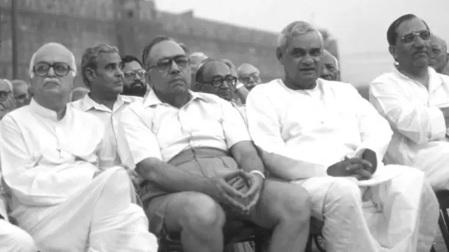 1977માં દિલ્હીના લાલ કિલ્લા મેદાનમાં આરએસએસની એક રેલીમાં લાલકૃ્ષ્ણ અડવાણી, કેદારનાથ સાહની, અટલ બિહારી વાજપેયી તથા વિજયકુમાર મલ્હોત્રા
