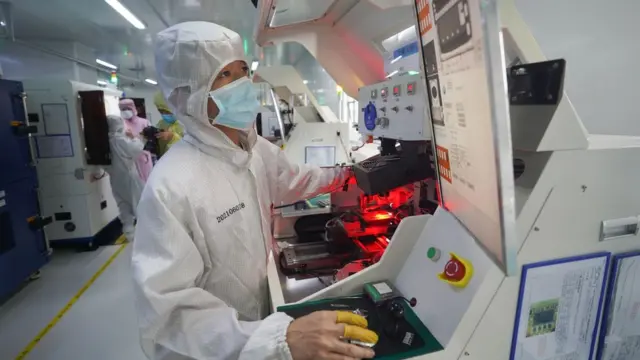 江西南昌高新區一家通信企業內工作人員在生產線工作（新華社圖片9/5/2022）