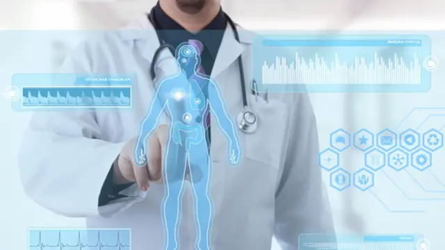 Médico frente a un panel digital con opciones de tratamiento