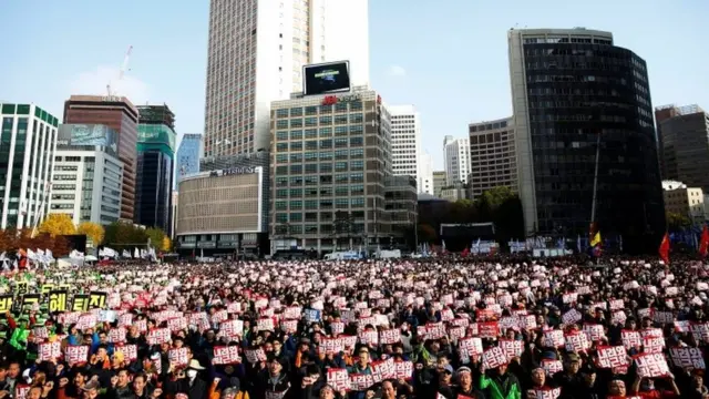 People chant slogans during a rally calling for President Park Geun-hye to step down in central Seoul, South Korea, November 12, 2016