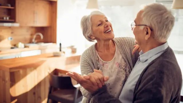 Casal dança na cozinha