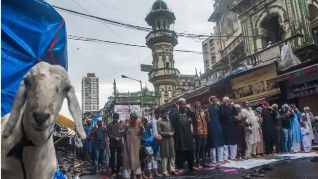 મુંબઈમાં બકરા ઈદ મનાવતાં લોકો