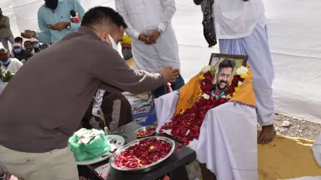 મૃતકને શ્રદ્ધાંજલિ પાઠવતાં હર્ષ સંઘવી