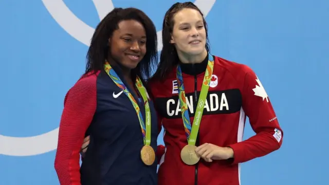 La estadounidense Simone Manuel (izquierda) y la canadiense Penny Oleksiak