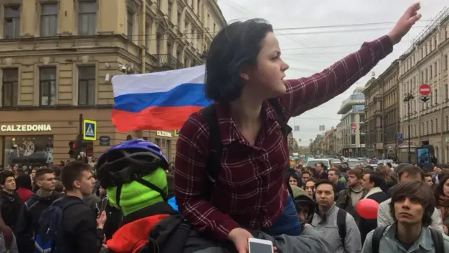 Протестующие на проезжей части Невского проспекта Санкт-Петербурга