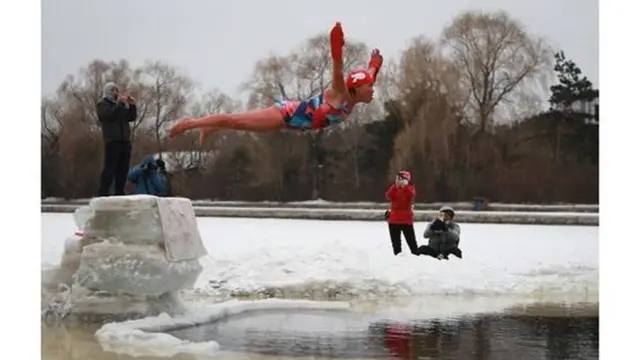 Mergulhadora pularoleta de números de 1 a 20uma plataformaroleta de números de 1 a 20gelo para mergulharroleta de números de 1 a 20um lago cercado por neve