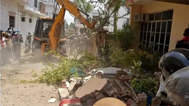 ఆదివారం జావెద్ మొహమ్మద్ ఇల్లును కూల్చివేశారు