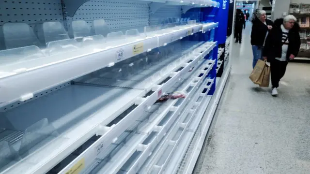 Estanterías vacías en los supermercados.