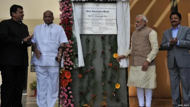 नरेंद्र मोदींनी 2015मध्ये बारामतीतल्या कृषी विज्ञान केंद्राला भेट दिली होती.