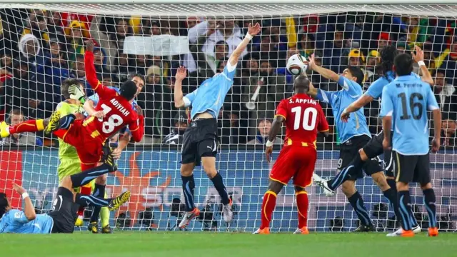 منع سواريز بيده غانا من تسجيل هدف الفوز في مباراة الفريقين في دور الثمانية لكأس العالم عام 2010