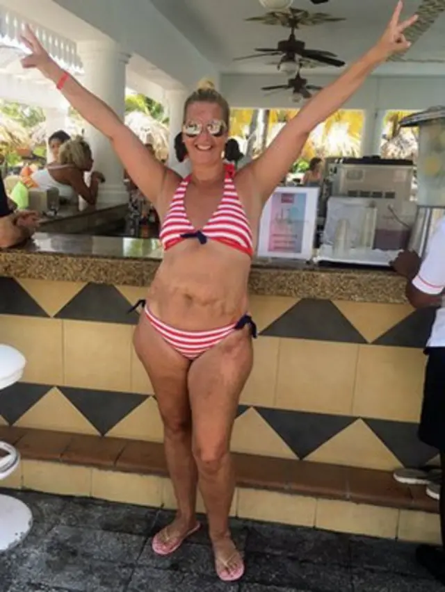 Sylvia Mac posando en bikini.