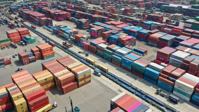 경기도 의왕 내륙컨테이너기지에 수출을 기다리는 컨테이너들