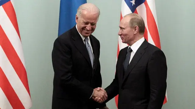 Встреча Джо Байдена (тогда вице-президента США) и Владимира Путина (тогда премьер-министра России) в 2011 году. Многие проблемы в отношениях между Москвой и Вашингтоном еще впереди.