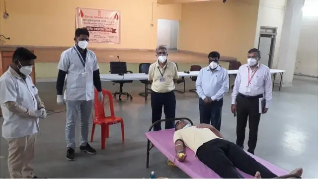 નંદુરબારની સિવિલ હૉસ્પિટલમાં રક્તદાન કરી રહેલા ડૉ. ભારુડ