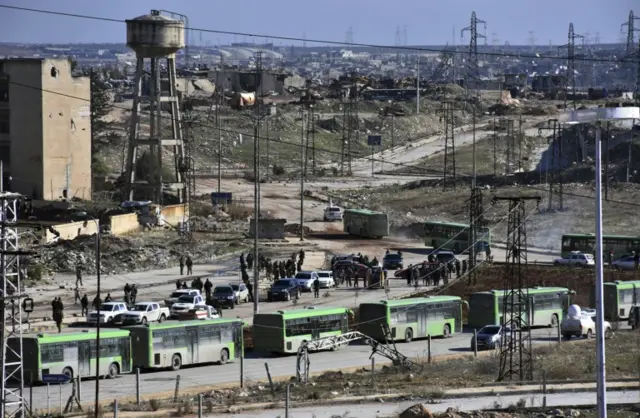 Los primeros convoyes abandonaron la ciudad el jueves, cruzando zonas bajo el control del gobierno.