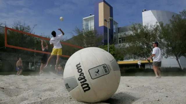 গুগল কার্যালয়ে ভলিবল খেলছেন কর্মীরা