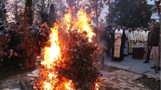 Паљење бадњака