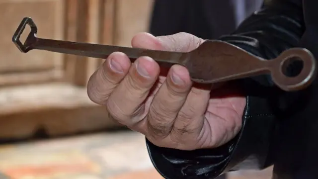 Двадцатисантиметровый ключ - единственный, который отпирает церковные врата