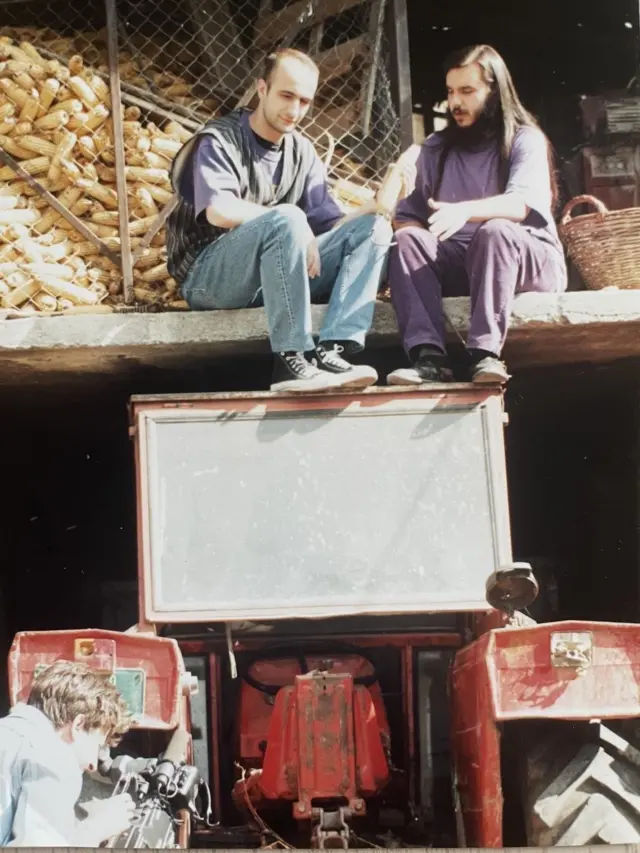 Snimanje emisije Ofanziva, novinar Marko Stolica (gore levo) i aktivista i umetnik Miroslav Nune Popović (gore desno)