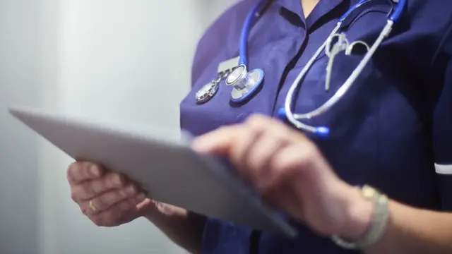 Cirujana con una tableta