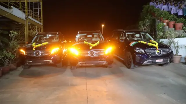 કર્મચારીઓને આપવામાં આવેલી મર્સિડીસ કાર