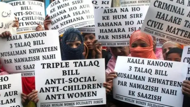 Qaar ka mid ah dumarka muslimiinta ah way ka hor yimaadeen sharcigan