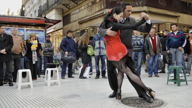 Casal dança tango nas ruasbet365 modernoBuenos Aires