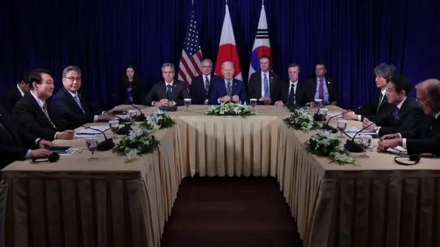 윤석열 대통령과 조 바이든 미국 대통령, 기시다 후미오 일본 총리가 13일 캄보디아 프놈펜에서 한미일 정상회담을 하고 있다