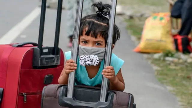 সীমান্ত পথে কিছু যাত্রীকে এখনও আসতে দেয়া হচ্ছে।