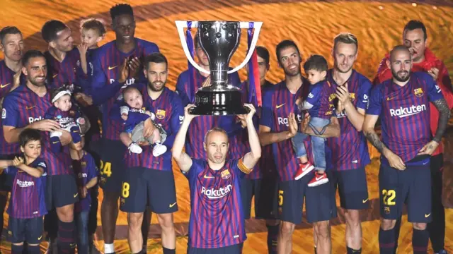 Iniesta ṣ'ayẹyẹ ife yẹ La Liga pẹ̀lú àwọn akẹgbẹ́ rẹ̀