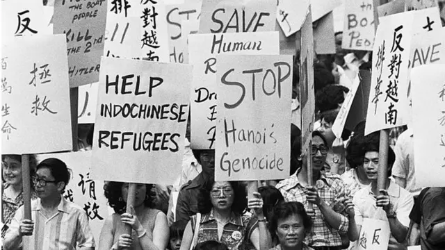 Una manifestación frente a la sede de Naciones Unidas, tras la caída de Saigón, exigiendo ayuda humanitaria para los que buscan salir de Vietnam.