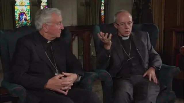 Cardinal Nichols (ibumoso) na musenyeri mukuru wa Canterbury, Justin Welby, baravuga ko umubano hagati ya Kiliziya gatolika n'abaporoso ugenda uba mwiza.