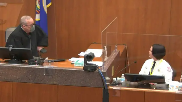 El juez Peter Cahill habla con la testigo Genevieve Hansen