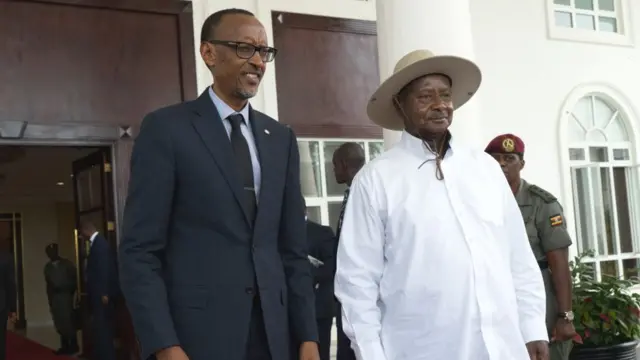 Prezida w'u Rwanda Paul Kagame n'uwa Uganda Yoweri Museveni ku biro vya Prezida wa Uganda i Kampala