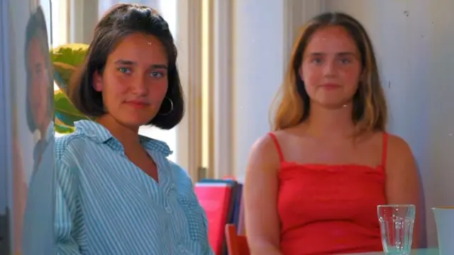 Integrantes de la banda Sassy 009