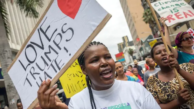 வெள்ளை மாளிகையில் புதிய அதிபராக டொனால்ட் டிரம்ப் பதவியேற்ற ஒரு நாளுக்கு பின்னர், உலக அளவில் பெண்களின் போராட்டங்கள் நடைபெற்றன. தென் ஆப்ரிக்க நகரான டர்பனின் தெருக்களிலும் இந்த போராட்டம் நடைபெற்றது.